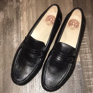 SAS MENS Leather Black Loafers in excellent used condition